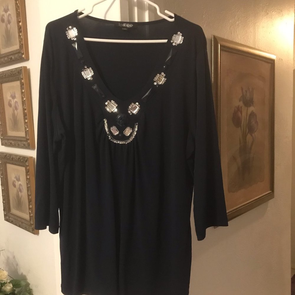 Woman bydesign Navy tunic length pull over blouse with embellishments. Size 2X